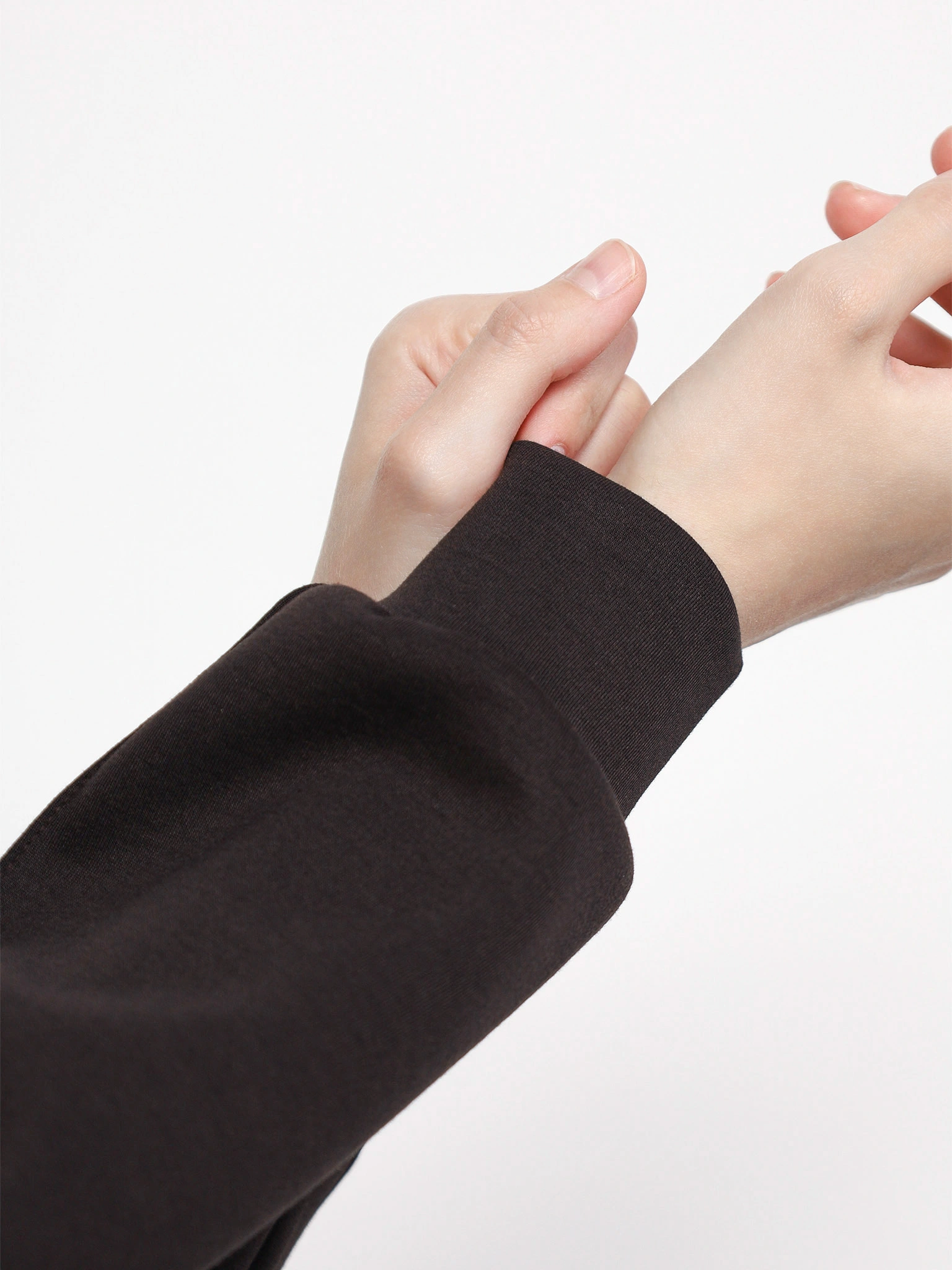 Куртка трикотажная темно-коричневого цвета с накладными карманами